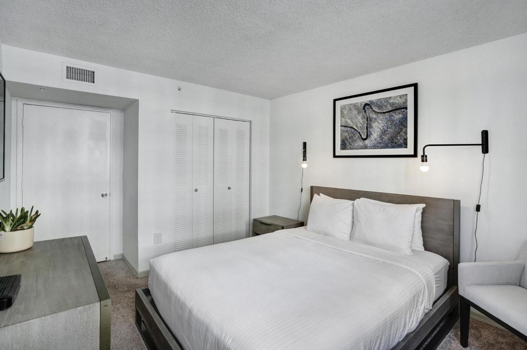 Dharma Home Suites Coral Gables At Gables Grand Plaza Маями Стая снимка