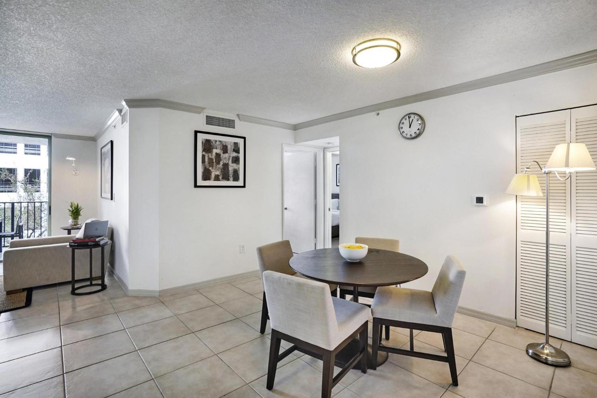 Dharma Home Suites Coral Gables At Gables Grand Plaza Маями Стая снимка