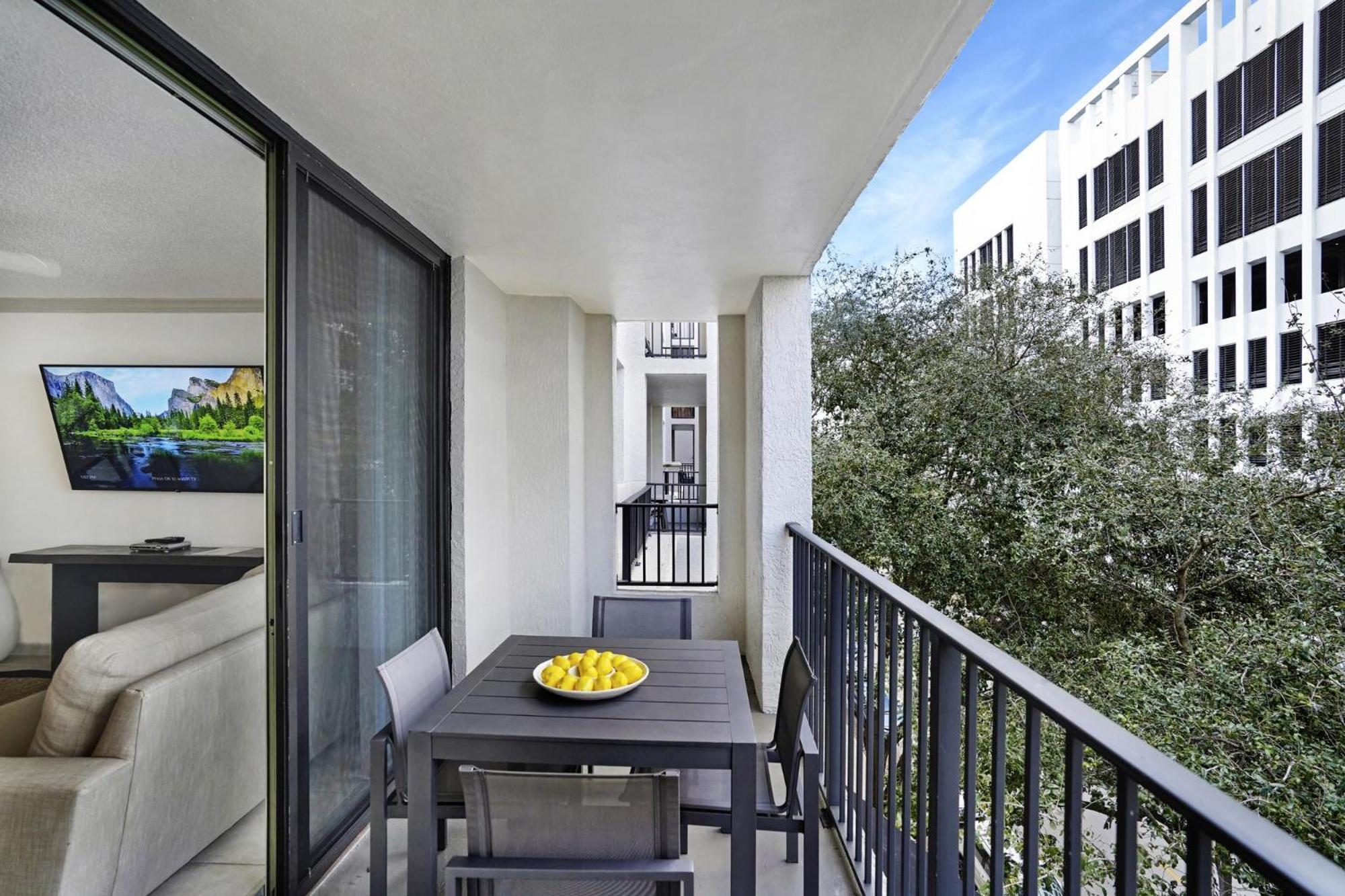 Dharma Home Suites Coral Gables At Gables Grand Plaza Маями Стая снимка