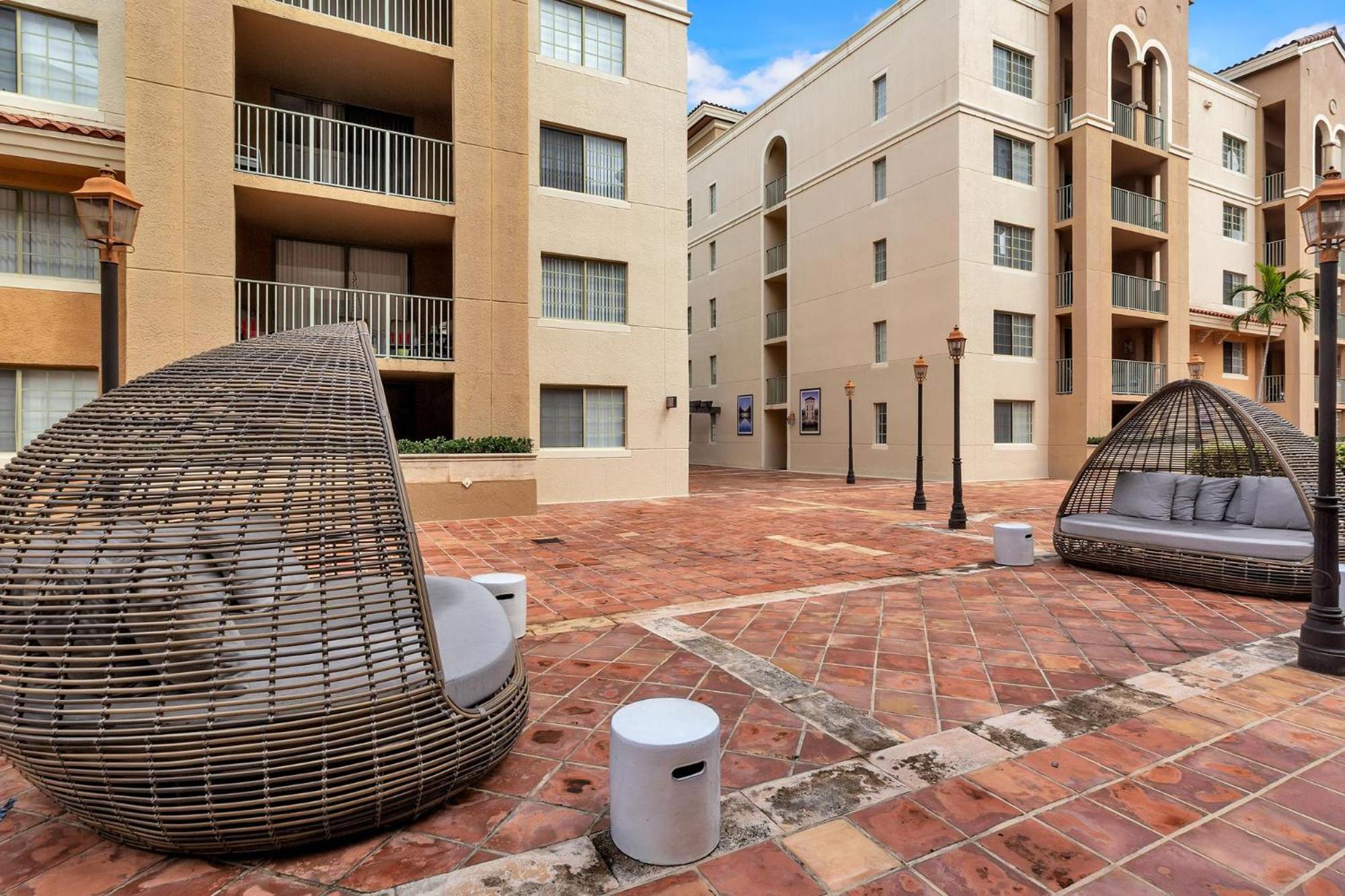 Dharma Home Suites Coral Gables At Gables Grand Plaza Маями Стая снимка