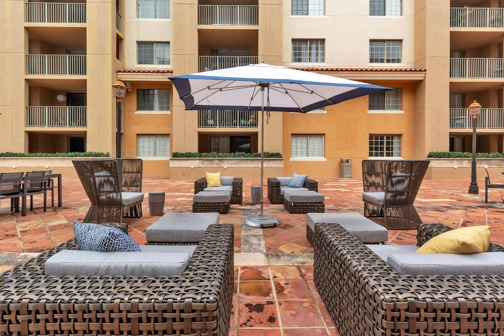 Dharma Home Suites Coral Gables At Gables Grand Plaza Маями Стая снимка