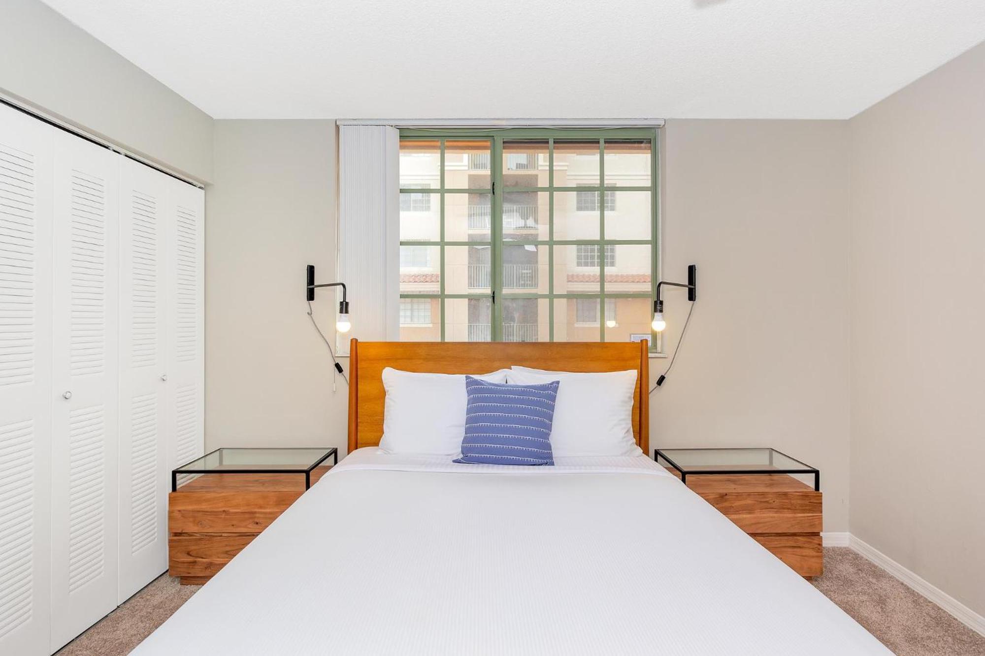 Dharma Home Suites Coral Gables At Gables Grand Plaza Маями Стая снимка