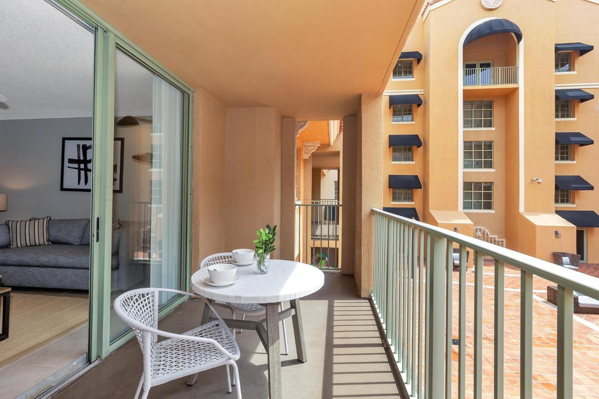Dharma Home Suites Coral Gables At Gables Grand Plaza Маями Стая снимка